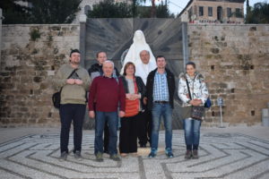 V Nazaretu před kostelem Zvěstování